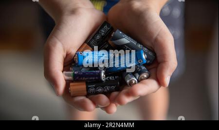 Ökologisches Recycling-Konzept, wenige gebrauchte Batterien in der Hand. Stockfoto