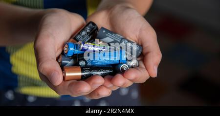 Ökologisches Recycling-Konzept, wenige gebrauchte Batterien in der Hand. Stockfoto