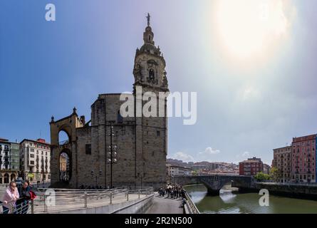 Bilbao, Spanien - 15. April 2022: Panoramablick auf die Kirche San Antón und die Brücke San Antón in Bilbao über Tío Nervión Stockfoto