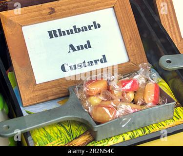 Rhabarber und Pudding Schottische traditionelle Süßigkeiten oder Süßigkeiten für Touristen und ältere Menschen von ihrer Kindheit an Stockfoto