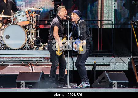 Ferrara Italien. 18. Mai 2023 Der amerikanische Sänger und Songwriter BRUCE SPRINGSTEEN tritt während der „2023 Tour“ live auf der Bühne des Parco Urbano Bassani auf. Stockfoto