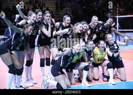 Die Spieler der VakifBank Istambul feiern ihren Sieg bei den Champions League Women's Super Finals 2023 3-1 Stockfoto