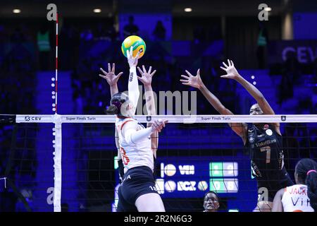 Die Spieler der VakifBank Istambul feiern ihren Sieg bei den Champions League Women's Super Finals 2023 3-1 Stockfoto