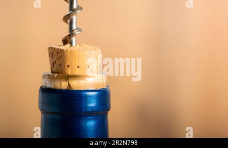 Flaschenöffner close-up, auf hölzernen Hintergrund Stockfoto