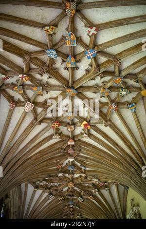 Dachbosse in den Klostern der Kathedrale von Canterbury in der Stadt Canterbury, Kent, Großbritannien Stockfoto