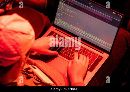 Moskau, Russland. 20. Mai 2023. Ein Programmierer schreibt einen Code während einer Cyber-Schlacht professioneller Hacker und Verteidiger der städtischen Informationsinfrastruktur einer fiktiven Stadt im Standoff-Pavillon des positiven Hack Days Cyber-Festivals im Gorky-Park in Moskau, Russland Stockfoto