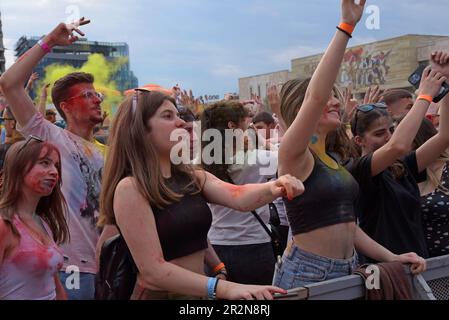 Tirana, Albanien, 20. Mai 2023. Der Skanderbeg Square im Herzen der Stadt wurde für das Colour Day Festival mit dem berühmten National Historical Museum als Kulisse mit einer Flut von Farben und Musik verwandelt. Neben einem umfangreichen Programm an Live-Auftritten werden Farbe und Frühling gefeiert. Die Teilnehmer werfen bunte, waschbare Puder um die dekorierte Arena und übereinander, ähnlich wie beim Indian Holi Festival. Die Veranstaltung findet jedes Jahr im Mai in Griechenland und Albanien statt. G.P. Essex/Alamy Live News Stockfoto