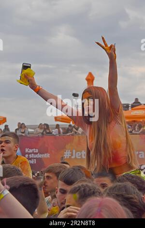 Tirana, Albanien, 20. Mai 2023. Der Skanderbeg Square im Herzen der Stadt wurde für das Colour Day Festival mit dem berühmten National Historical Museum als Kulisse mit einer Flut von Farben und Musik verwandelt. Neben einem umfangreichen Programm an Live-Auftritten werden Farbe und Frühling gefeiert. Die Teilnehmer werfen bunte, waschbare Puder um die dekorierte Arena und übereinander, ähnlich wie beim Indian Holi Festival. Die Veranstaltung findet jedes Jahr im Mai in Griechenland und Albanien statt. G.P. Essex/Alamy Live News Stockfoto