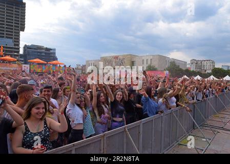 Tirana, Albanien, 20. Mai 2023. Der Skanderbeg Square im Herzen der Stadt wurde für das Colour Day Festival mit dem berühmten National Historical Museum als Kulisse mit einer Flut von Farben und Musik verwandelt. Neben einem umfangreichen Programm an Live-Auftritten werden Farbe und Frühling gefeiert. Die Teilnehmer werfen bunte, waschbare Puder um die dekorierte Arena und übereinander, ähnlich wie beim Indian Holi Festival. Die Veranstaltung findet jedes Jahr im Mai in Griechenland und Albanien statt. G.P. Essex/Alamy Live News Stockfoto