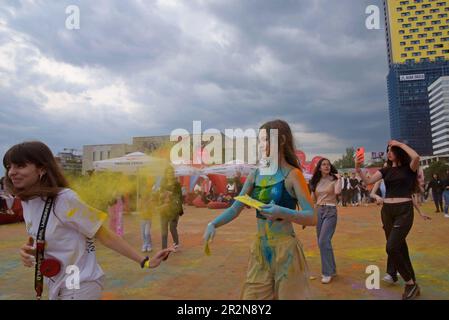 Tirana, Albanien, 20. Mai 2023. Der Skanderbeg Square im Herzen der Stadt wurde für das Colour Day Festival mit dem berühmten National Historical Museum als Kulisse mit einer Flut von Farben und Musik verwandelt. Neben einem umfangreichen Programm an Live-Auftritten werden Farbe und Frühling gefeiert. Die Teilnehmer werfen bunte, waschbare Puder um die dekorierte Arena und übereinander, ähnlich wie beim Indian Holi Festival. Die Veranstaltung findet jedes Jahr im Mai in Griechenland und Albanien statt. G.P. Essex/Alamy Live News Stockfoto