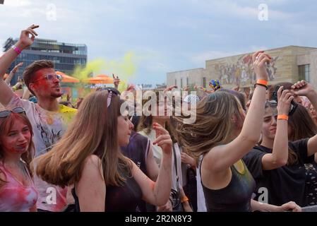 Tirana, Albanien, 20. Mai 2023. Der Skanderbeg Square im Herzen der Stadt wurde für das Colour Day Festival mit dem berühmten National Historical Museum als Kulisse mit einer Flut von Farben und Musik verwandelt. Neben einem umfangreichen Programm an Live-Auftritten werden Farbe und Frühling gefeiert. Die Teilnehmer werfen bunte, waschbare Puder um die dekorierte Arena und übereinander, ähnlich wie beim Indian Holi Festival. Die Veranstaltung findet jedes Jahr im Mai in Griechenland und Albanien statt. G.P. Essex/Alamy Live News Stockfoto