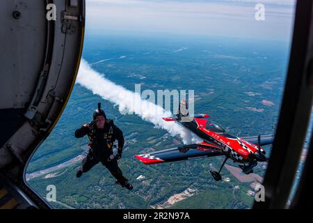 SPC Brandon Hexum salutiert, als er auf der Westfield International Airshow aus dem Flugzeug der US Army Golden Knights springt. Stockfoto