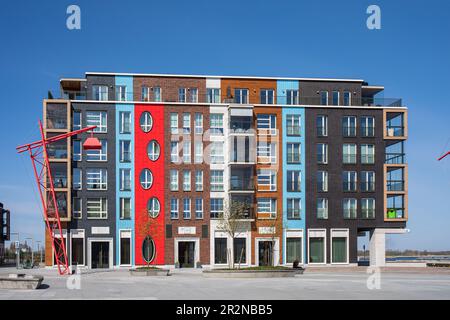 Moderne Architektur. Farbenfrohes, neu gebautes Wohngebäude am klaren blauen Himmel im Noblessner-Viertel von Tallinn, Estland Stockfoto