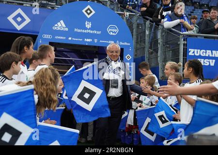 20. Mai 2023, Hamburg: Fußball: 2. Bundesliga, Spieltag 33, Hamburger SV - SpVgg Greuther Fürth, Volksparkstadion. Der ehemalige HSV-Spieler Felix Magath kommt ins Stadion. Am 25. Mai 1983 feierte HSV den größten Triumph in der Geschichte des Clubs. Im Finale des European Champion Clubs' Cup wurde Juventus Turin mit einem Tor von Felix Magath 1:0 geschlagen. Foto: Marcus Brandt/dpa - WICHTIGER HINWEIS: Gemäß den Anforderungen der DFL Deutsche Fußball Liga und des DFB Deutscher Fußball-Bund ist es verboten, im Stadion aufgenommene Fotos und/oder das Spiel zu verwenden oder verwenden zu lassen Stockfoto