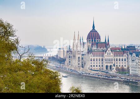 Budapest, Ungarn - 26. November 2022: Das ungarische parlamentsgebäude am Ufer der Donau an einem trüben Wintertag. Stockfoto