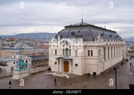 Budapest, Ungarn - 26. November 2022: Die Königliche Reithalle auf dem Budaer Hügel, Budapest, Ungarn. Stockfoto