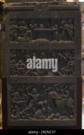 Stele des hindu-Kriegers mit den Armen der Familie Sousa (do Prado) auf der Rückseite. Unbekannte Herkunft. 10.-13. Und 16. Jahrhundert. Archäologisches Museum Von Carmo. Lissabon, Portugal. Stockfoto