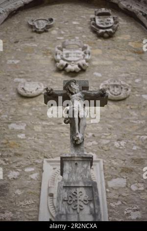 Gaspar Mansos Kreuz, 17.-18. Jahrhundert. Von Nosso Senhor do Cruzeiro Kapelle (Ajuda, Lissabon). Der Name der Eremitage ist auf ein „cruzeiro“ (Kreuz) zurückzuführen, das dort durch ein Gelübde platziert worden wäre, das ein Seemann namens Gaspar Manso vor der Reise abgegeben hätte. Am Ende des 20. Jahrhunderts befand sie sich im Archäologischen Museum von Carmo. Lissabon, Portugal. Stockfoto