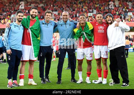 Brasilianische Spieler, Felipe, Danilo, Renan Lodi und Gustavo Scarpa aus Nottingham Forest feiern nach einer weiteren Saison in der Premier League während des Premier League-Spiels zwischen Nottingham Forest und Arsenal auf dem City Ground, Nottingham, am Samstag, den 20. Mai 2023. (Foto: Jon Hobley | MI News) Guthaben: MI News & Sport /Alamy Live News Stockfoto