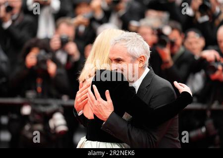 Cannes, Cannes, Frankreich. 20. Mai 2023. Oscar-preisgekrönte Regisseurin ALFONSO CUAR'n und die Oscar-preisgekrönte Schauspielerin CATE BLANCHETT zeigen eine Umarmung bei der Vorführung und der Veranstaltung mit rotem Teppich für den Film „Killer des Blumenmondes“, Regie Martin Scorsese, Das am 20. Mai 2023 im Palais des Festivals in Cannes, Frankreich, beim 76. Jährlichen Filmfestival in Cannes aus dem Wettbewerb hervorgehen wird. (Kreditbild: © Alexandra Fechete/ZUMA Press Wire) NUR ZUR REDAKTIONELLEN VERWENDUNG! Nicht für den kommerziellen GEBRAUCH! Stockfoto