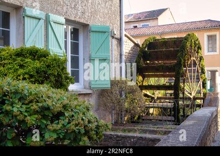 Wasserrad in L'Isle-sur-la-Sorgue, Departement Vaucluse in der Region Provence-Alpes-Cote d'Azur, Provence, Frankreich Stockfoto