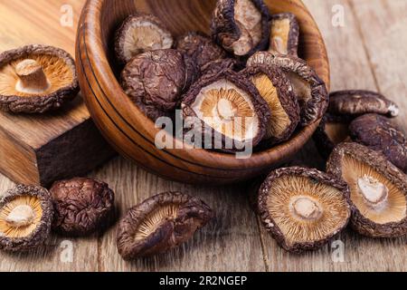 Getrockneter Shitake-Pilz auf einem Holztisch Stockfoto