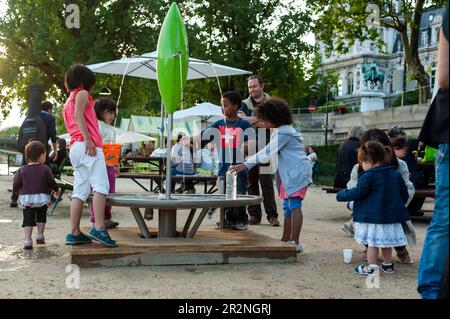 Paris, Frankreich, öffentliche Veranstaltungen, Gruppenmenschen Kinder, Picknick am seine Quai in Paris Plages, Familien Jugendliche trinken Wasser Stockfoto