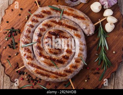 Gegrillte Würstchen auf einem hölzernen Schneidebrett Stockfoto