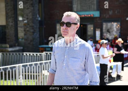 Das Bild zeigt den ehemaligen Plaid Cymru-Führer Adam Price, der nach einer Meldung von Frauenfeindlichkeit, Belästigung und Mobbing innerhalb der Partei zurücktrat. Tausende von Menschen gingen am Samstag auf die Straßen von Swansea, um an einem marsch teilzunehmen, der die walisische Unabhängigkeit forderte. Schätzungsweise 5000 Menschen nahmen an der Veranstaltung in Wales' zweiter Stadt Teil, die von den für die Unabhängigkeit eintretenden Gruppen YES Cymru und AUOB (Alle unter einem Banner) Cymru organisiert wurde. Stockfoto