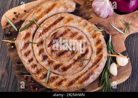 Gegrillte Würstchen auf einem hölzernen Schneidebrett Stockfoto