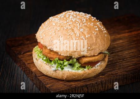 Frische leckere Burger auf Holz Tisch Stockfoto