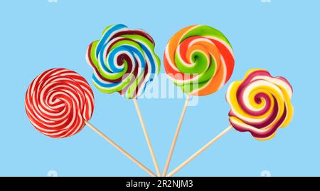 Bunte lollipops auf blauem Hintergrund isoliert Stockfoto