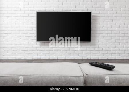 Wohnzimmer led-tv auf der weißen Wand Stockfoto