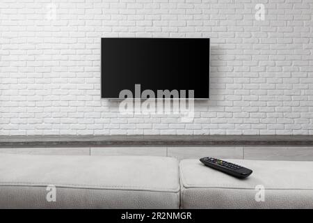 Wohnzimmer led-tv auf der weißen Wand Stockfoto