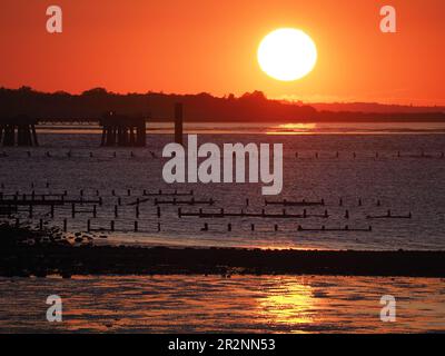 Sheerness, Kent, Großbritannien. 20. Mai 2023. Wetter im Vereinigten Königreich: Glühender Sonnenuntergang in Sheerness, Kent. Kredit: James Bell/Alamy Live News Stockfoto