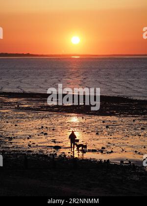 Sheerness, Kent, Großbritannien. 20. Mai 2023. Wetter im Vereinigten Königreich: Glühender Sonnenuntergang in Sheerness, Kent. Kredit: James Bell/Alamy Live News Stockfoto