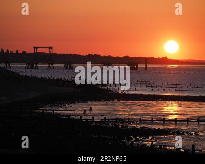 Sheerness, Kent, Großbritannien. 20. Mai 2023. Wetter im Vereinigten Königreich: Glühender Sonnenuntergang in Sheerness, Kent. Kredit: James Bell/Alamy Live News Stockfoto