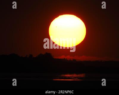 Sheerness, Kent, Großbritannien. 20. Mai 2023. Wetter im Vereinigten Königreich: Glühender Sonnenuntergang in Sheerness, Kent. Kredit: James Bell/Alamy Live News Stockfoto