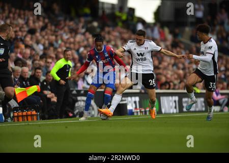 Michael Olise (7 Crystal Palace), herausgefordert von Joao Palhinha (26 Fulham) während des Premier League-Spiels zwischen Fulham und Crystal Palace im Craven Cottage, London, am Samstag, den 20. Mai 2023. (Foto: Kevin Hodgson | MI News) Guthaben: MI News & Sport /Alamy Live News Stockfoto