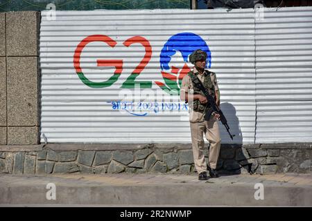 Srinagar, Indien. 20. Mai 2023. Ein paramilitärischer Soldat steht vor dem G20. Treffen in Srinagar in Alarmbereitschaft. Das mit Spannung erwartete G20-Treffen findet vom 22. Mai bis 24. Mai in Kaschmir statt. (Kreditbild: © Saqib Majeed/SOPA Images via ZUMA Press Wire) NUR REDAKTIONELLE VERWENDUNG! Nicht für den kommerziellen GEBRAUCH! Stockfoto