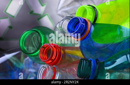 Leere farbige Flaschen mit Kohlensäure. Kunststoffabfälle Stockfoto