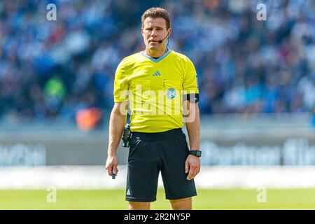 Berlin, Deutschland. 20. Mai 2023. firo : 20.05.2023, Fußball, 1. Liga, 1. Bundesliga, Hertha BSC Berlin - VfL Bochum Schiedsrichter Dr. Felix Brych, halbe Zahl, Kredit: dpa/Alamy Live News Stockfoto