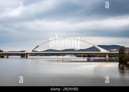 Weitwinkelblick auf die moderne Brücke von Lusitania über den Fluss Guadiana in Merida, Spanien. Stockfoto