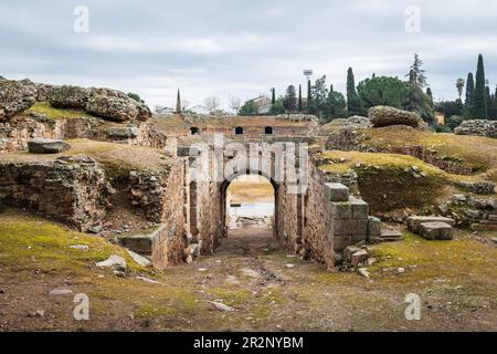 Eingangstor zum römischen Amphitheater von Merida in Extremadura, Spanien. Fertiggestellt im Jahr 8 v. Chr., ist es immer noch eine der berühmtesten und besuchten La Stockfoto