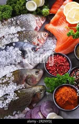 Verschiedene Fischsorten auf dem Küchentisch Stockfoto