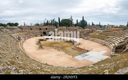 Weitwinkelblick auf das römische Amphitheater Merida in Extremadura, Spanien. Fertiggestellt im Jahr 8 v. Chr., ist es immer noch eine der berühmtesten und besuchten Stockfoto