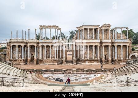 MERIDA, SPANIEN - 5. MÄRZ 2023: Weitwinkelblick auf das römische Theater von Merida in Extremadura, Spanien. Es wurde in den Jahren 16 bis 15 BCE erbaut und ist immer noch eins Stockfoto