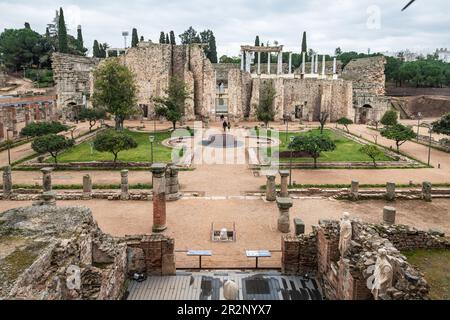 MERIDA, SPANIEN - 5. MÄRZ 2023: Weitwinkelblick auf die Peristyle des römischen Theaters von Merida in Extremadura, Spanien. Gebaut in den Jahren 16 bis 15 BCE, Stockfoto