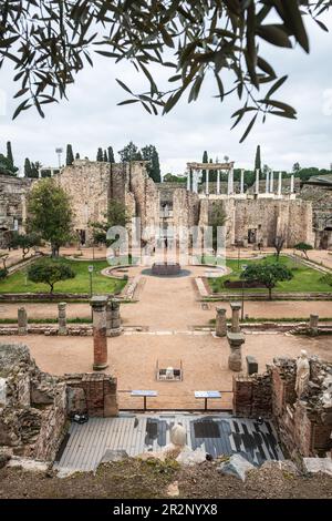 MERIDA, SPANIEN - 5. MÄRZ 2023: Weitwinkelblick auf die Peristyle des römischen Theaters von Merida in Extremadura, Spanien. Gebaut in den Jahren 16 bis 15 BCE, Stockfoto