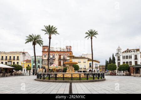 MERIDA, SPANIEN - 5. MÄRZ 2023: Weitwinkelblick auf den Plaza de España in Mérida, Spanien, an einem bewölkten Tag. Stockfoto